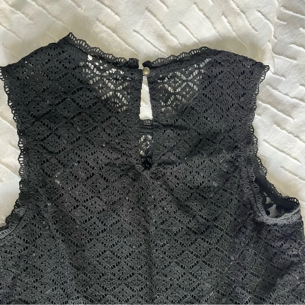 Black Lace Peplum Sleeveless Top - Picture 5 of 8